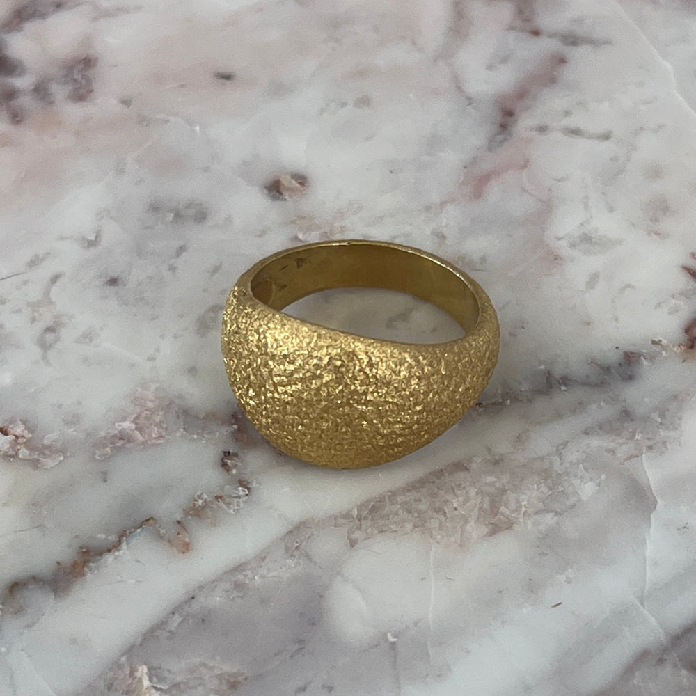 Goldie Mat signet ring