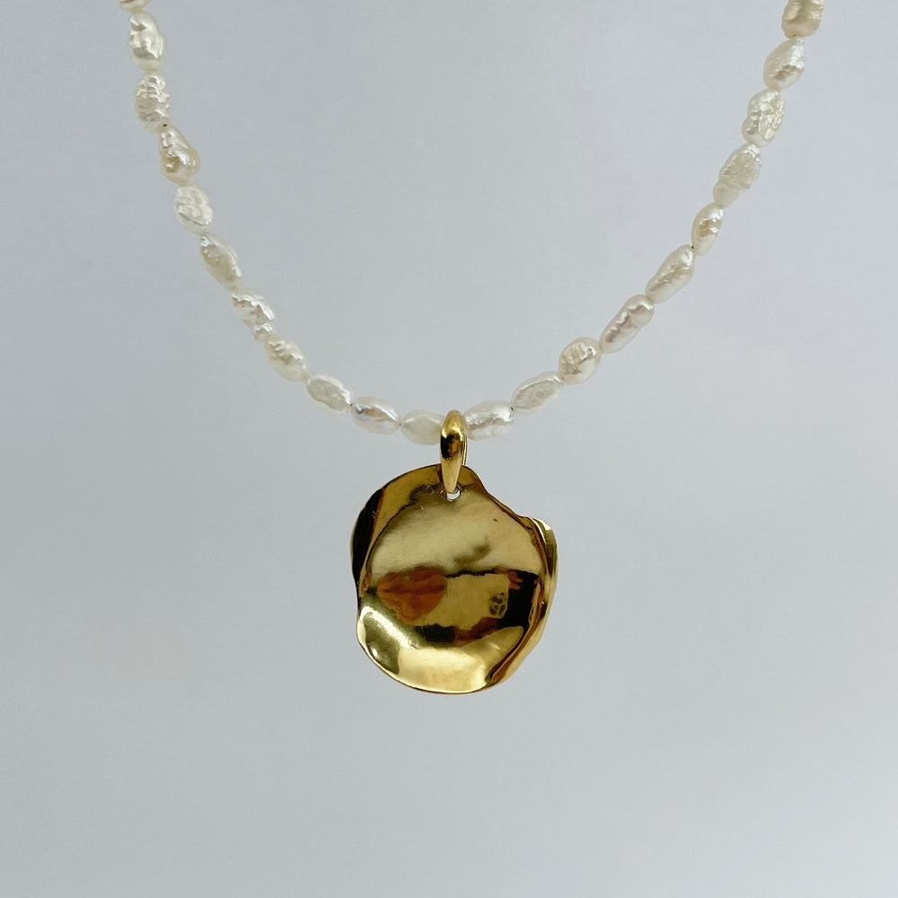 Pearl Choker with Double-Sided Gold-Plated Medallion – "Twins"