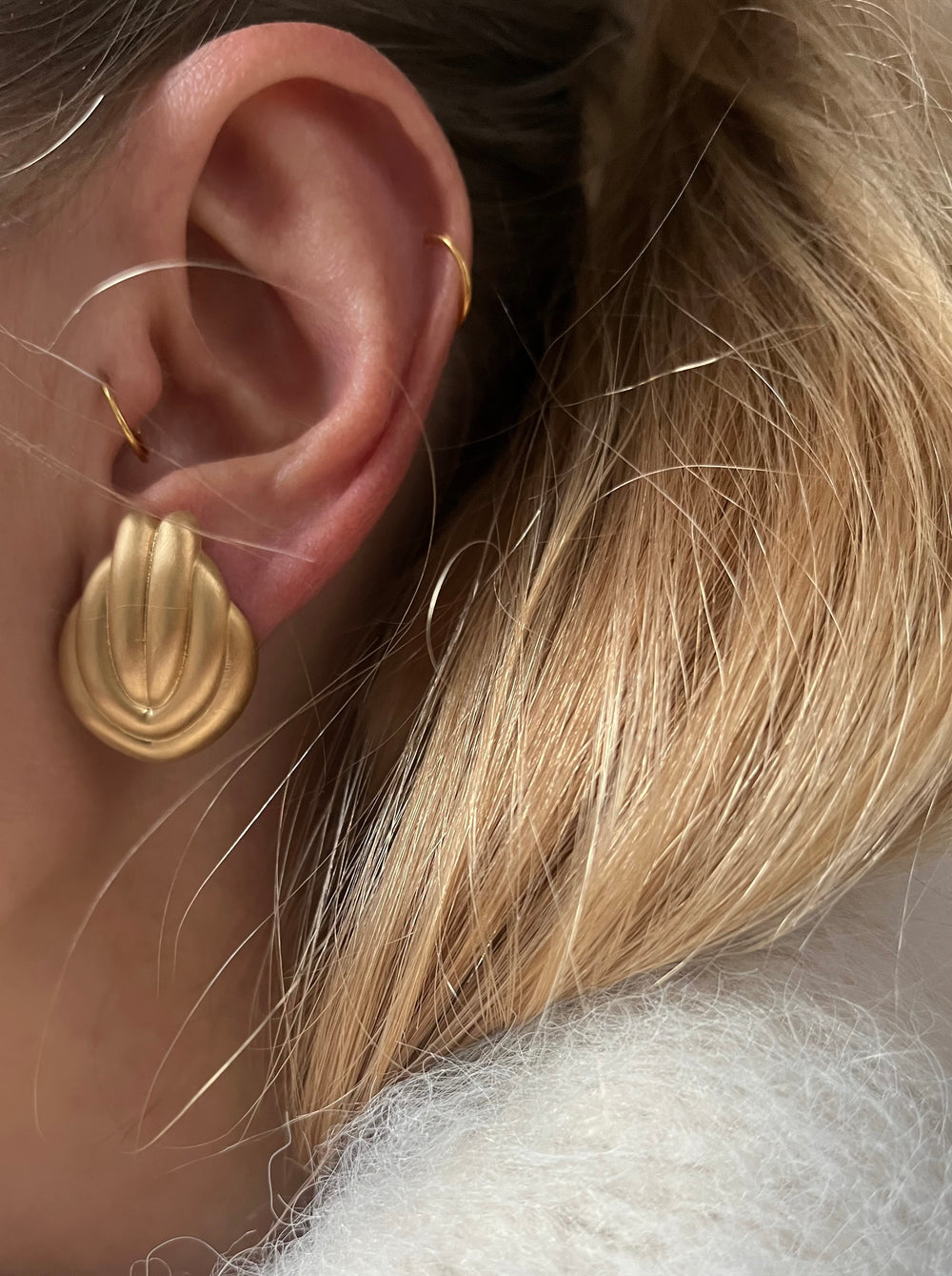 Earrings Retro "L" gold plated matte