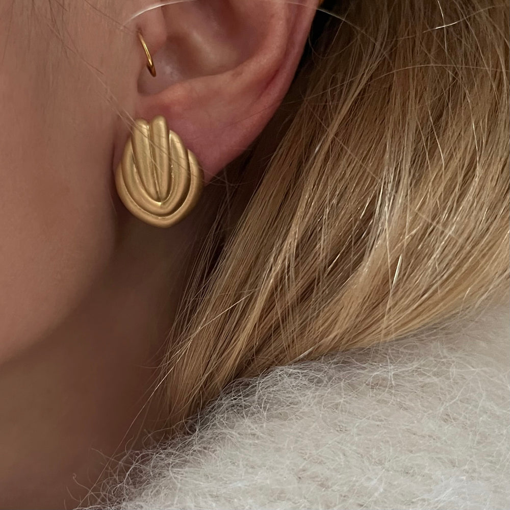 Earrings Retro "S" gold plated matte
