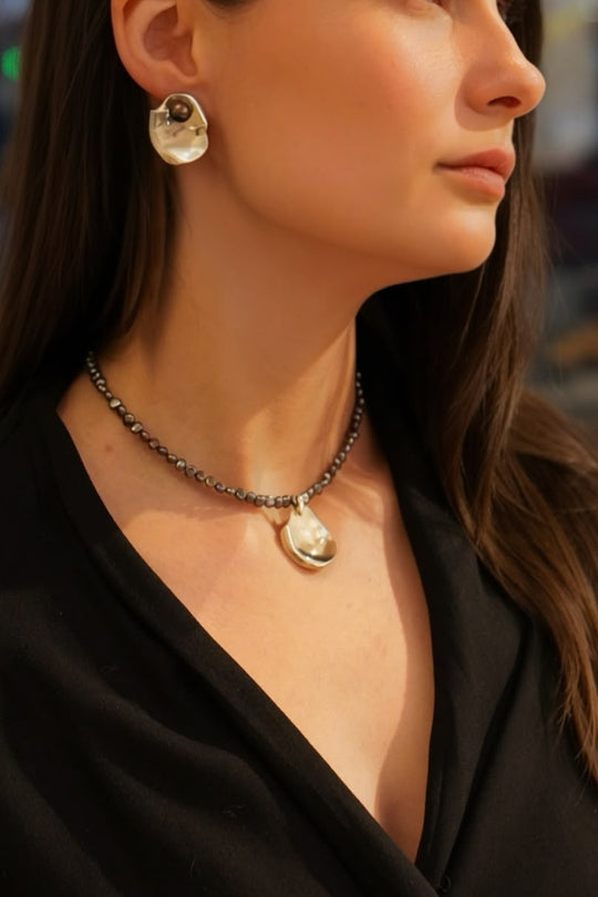 Srebrny choker z medalionem i ciemnymi perłami