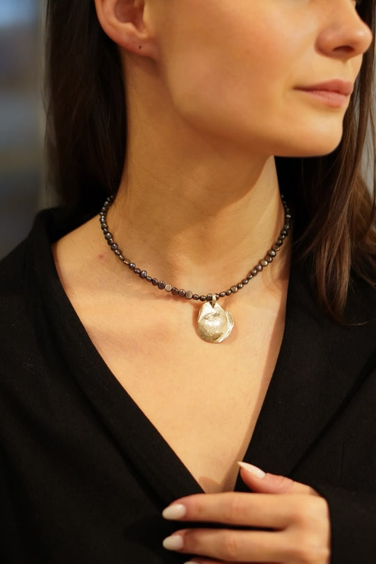 Srebrny choker z medalionem i ciemnymi perłami