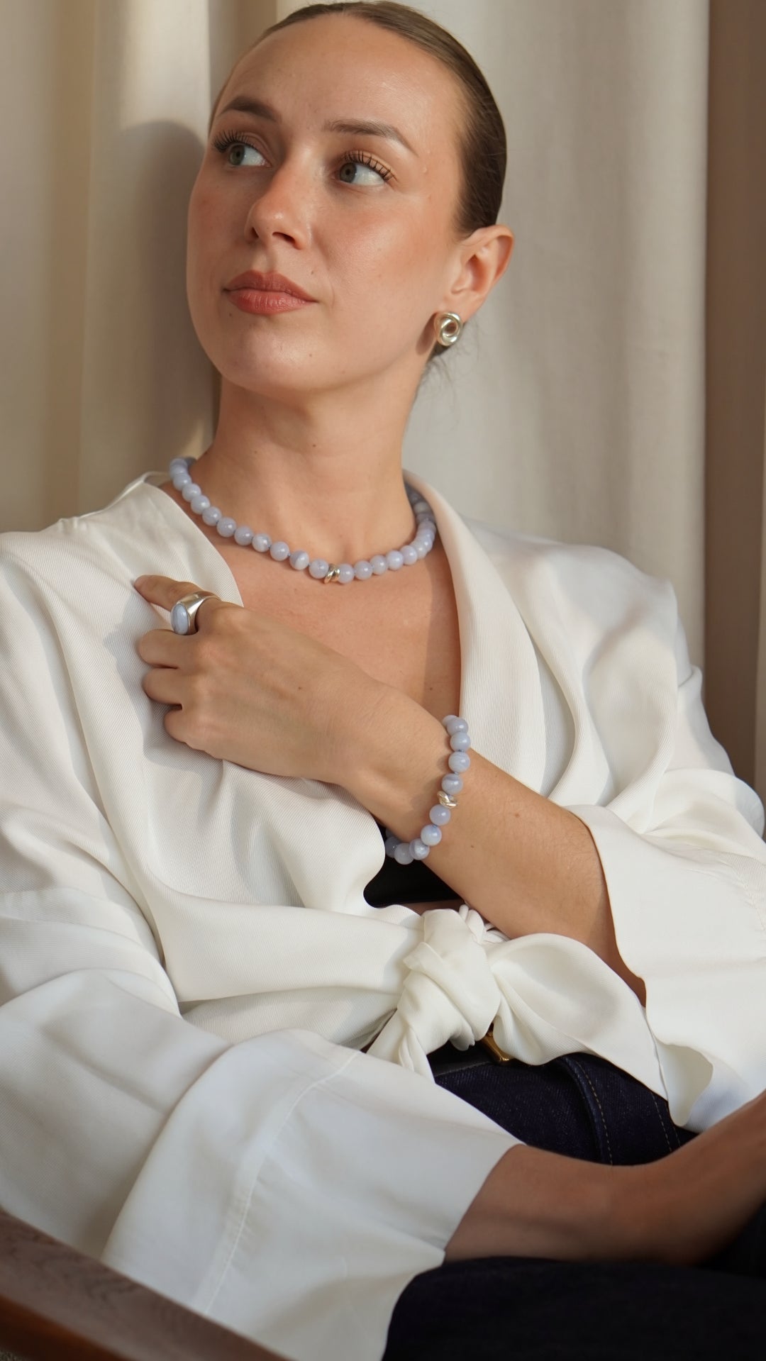 Srebrna bransoletka z Chalcedonu z supełkami