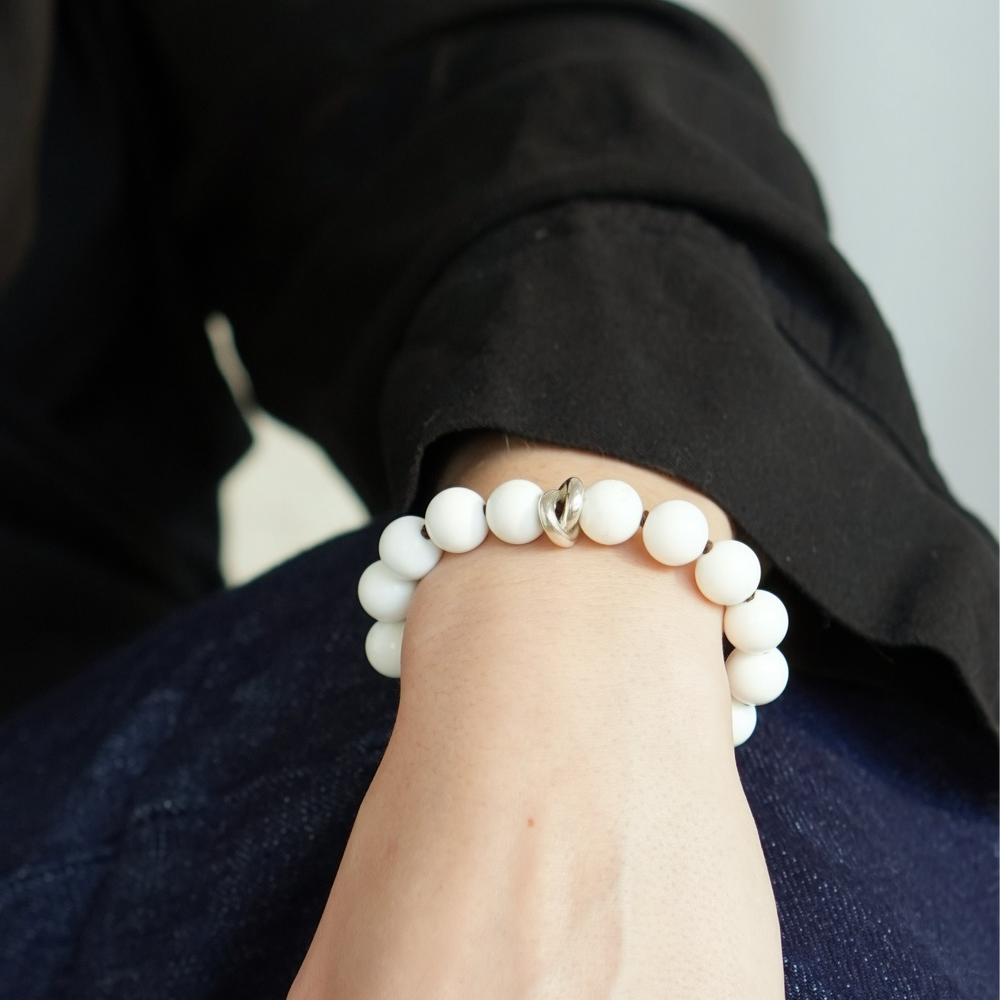 Srebrna bransoletka z Howlitu z supełkami