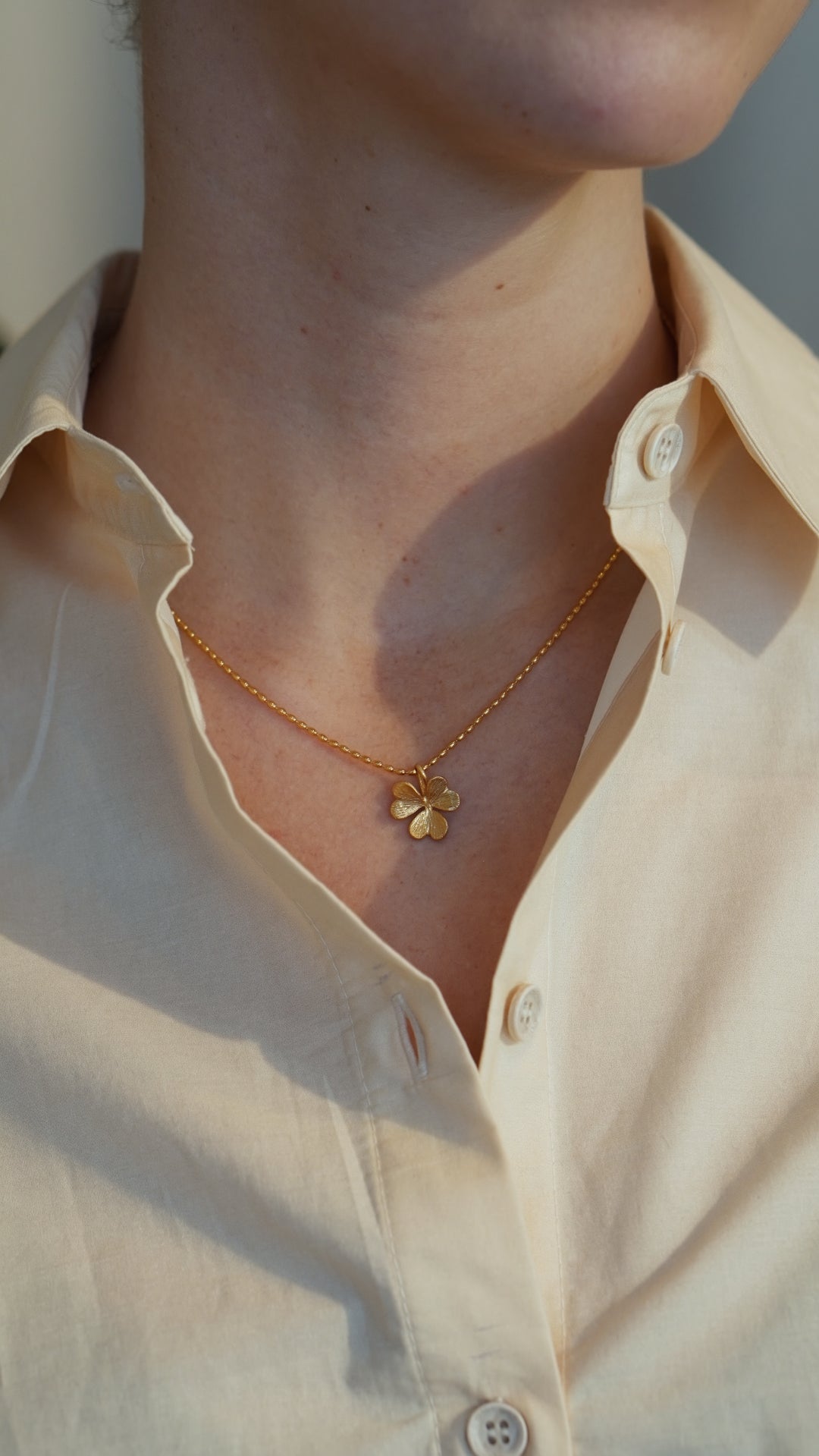Gold-plated silver three-leaf clover necklace