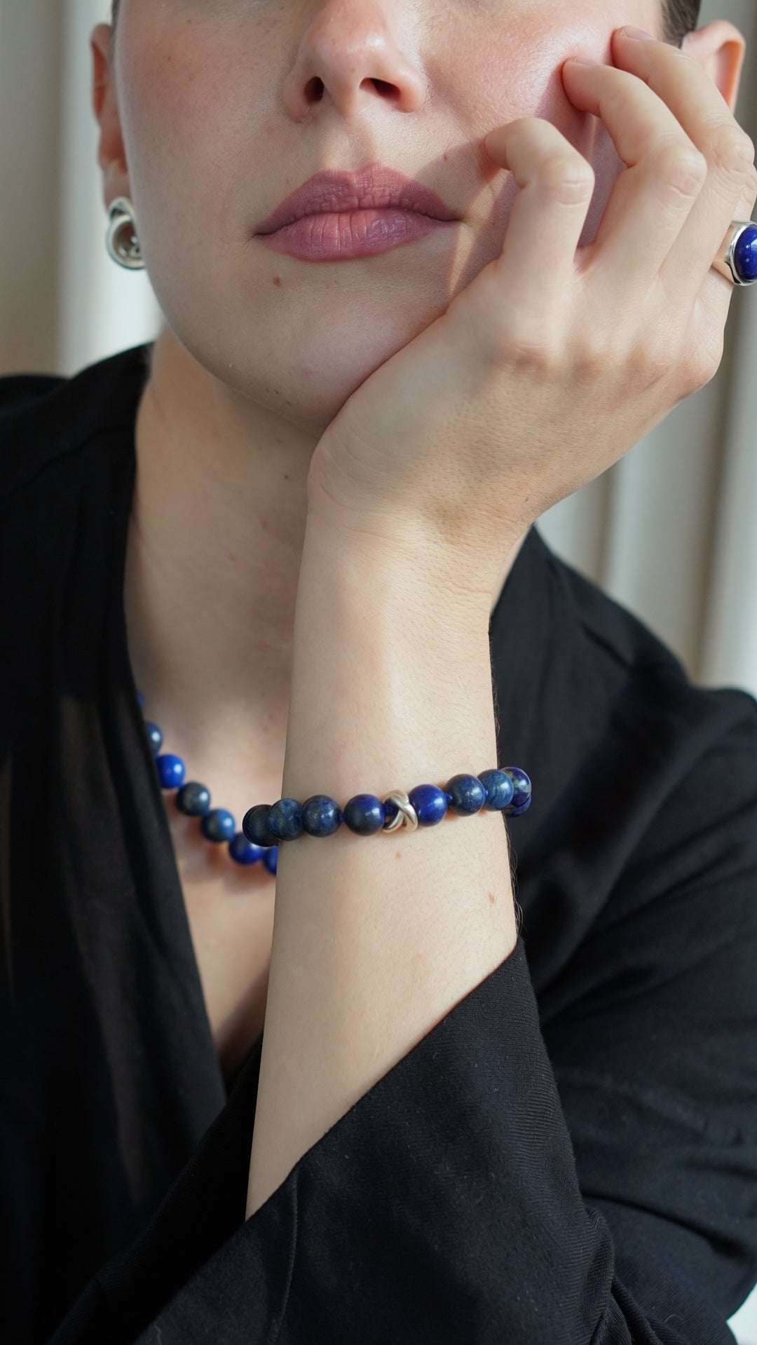 Srebrna bransoletka z Lapis Lazuli z supełkami